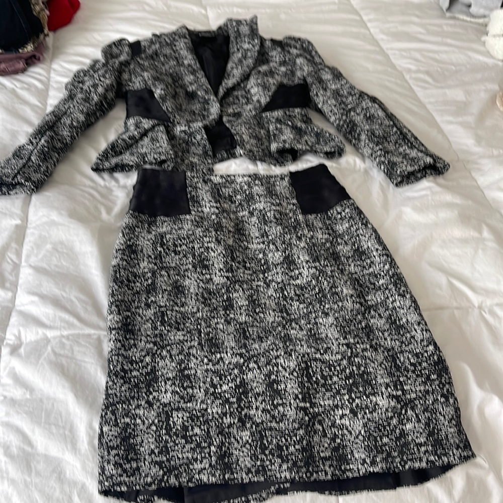 Formfitting skirt set